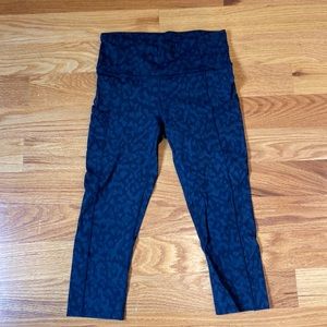 Lululemon Fast and Free crop. Nulux. Size 6. Formation Camo Deep Coal Multi. 18”